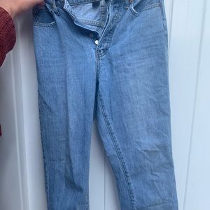 LIGHT WASH URBAN OUTFITTERS JEANS